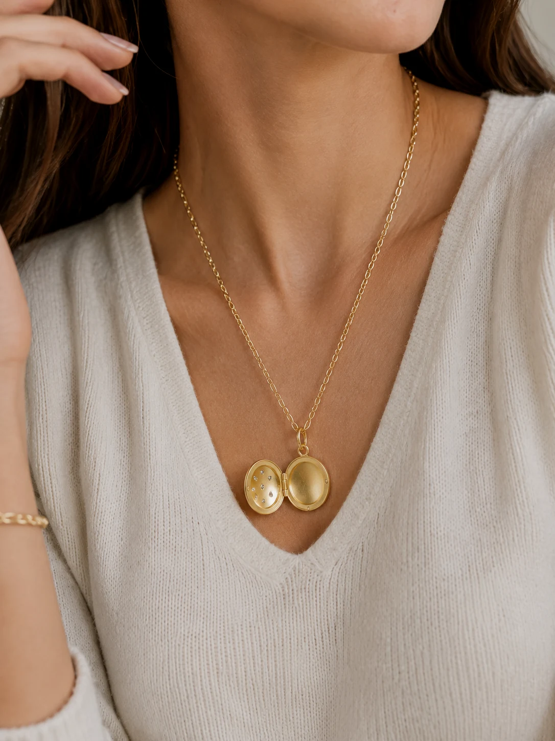 Oval Kanz Locket on model