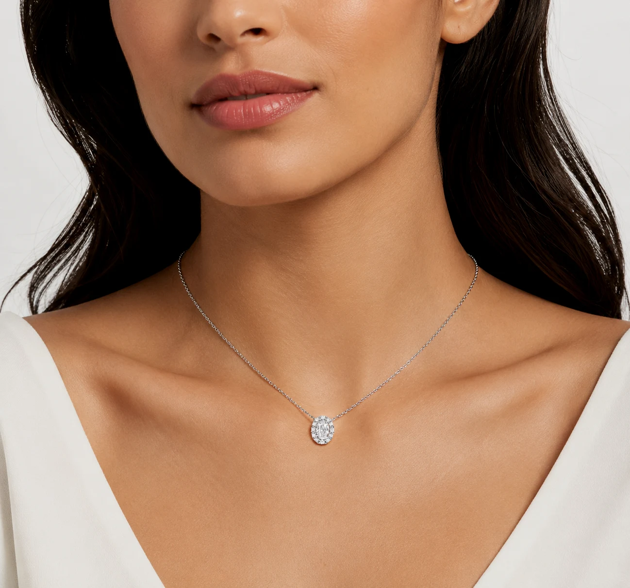 Oval Éclat on model